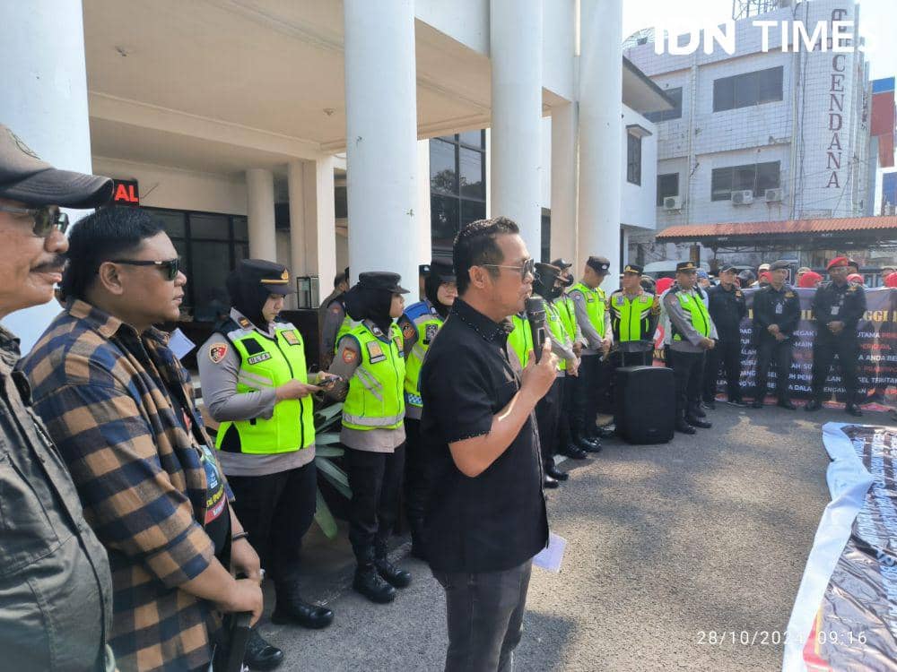 Pemberian plakat keadilan untuk PT Palembang setelah membebaskan dua karyawan PT SKB dari jerat hukum (IDN Times/Rangga Erfizal)