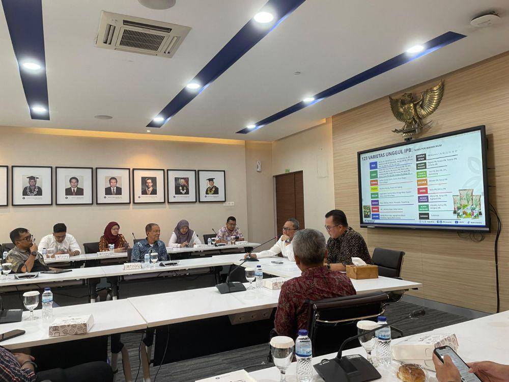 Menko Pangan Zulkifli Hasan (Ketika daei kanan) saat diskusi dengan pihak IPB University, Senin (28/10/2024). Istimewa