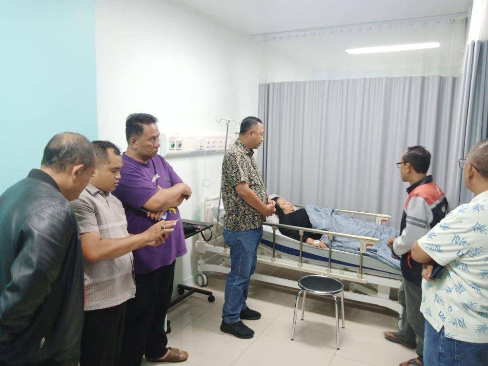 Penjabat Sementara (Pjs) Bupati Kediri Heru Wahono Santoso bergerak cepat usai mendengar informasi adanya ratusan korban akibat keracunan makanan dan minuman di Desa Krecek, Kecamatan Badas, Selasa (1/10/2024) malam. (Dok. Pemkab Kediri)