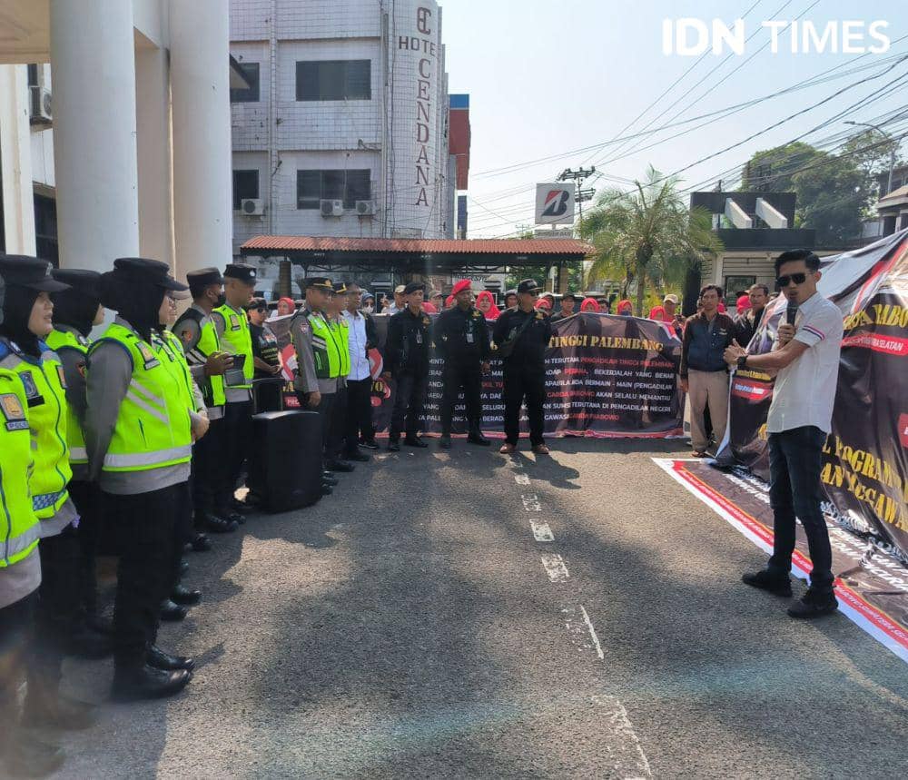 Pemberian plakat keadilan untuk PT Palembang setelah membebaskan dua karyawan PT SKB dari jerat hukum (IDN Times/Rangga Erfizal)