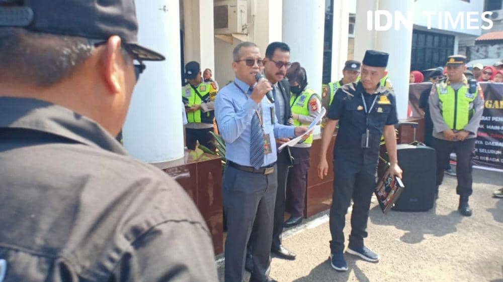 Pemberian plakat keadilan untuk PT Palembang setelah membebaskan dua karyawan PT SKB dari jerat hukum (IDN Times/Rangga Erfizal)