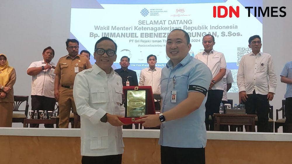 Wakil Menteri Tenaga Kerja (Wamenaker) Immanuel Ebenezer Gerungan mengunjungi PT Sri Rejeki Isman (Sritex) di Sukoharjo, Jawa Tengah. (IDN Times/Larasati Rey)