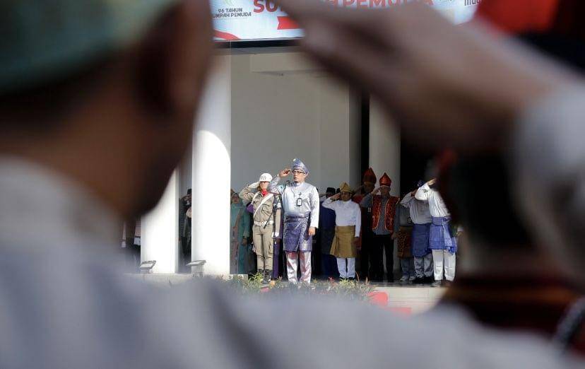 Plt Wali Kota Medan, Aulia Rachman sebagai inspektur upacara dalam peringatan Hari Sumpah Pemuda (Dok. Khairil Umri)
