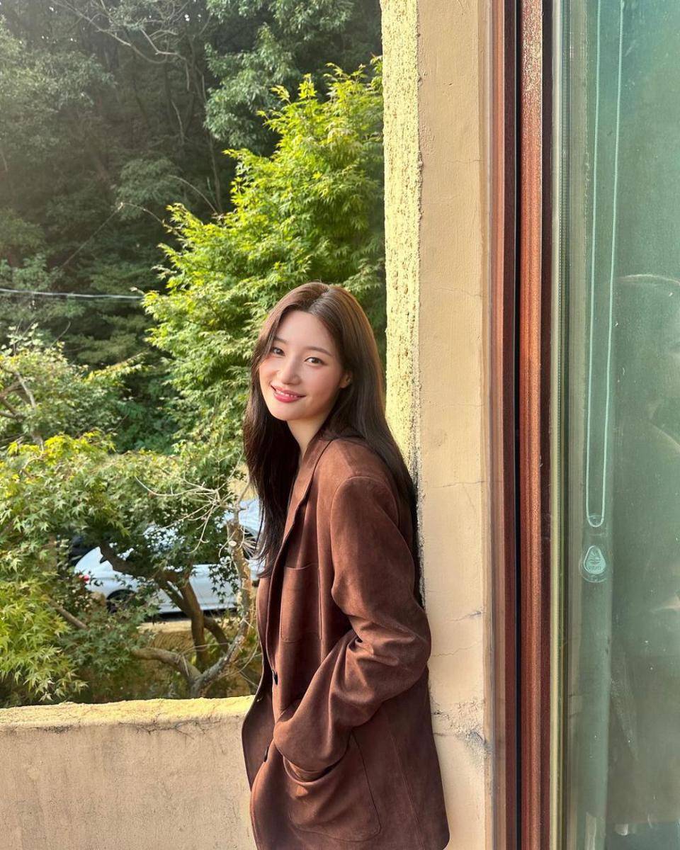Jung Chae Yeon (instagram.com/j_chaeyeoni)