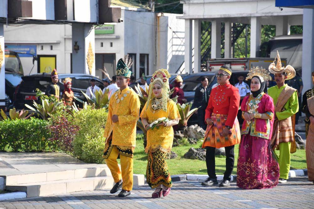 Pemuda di Banjarmasin berpakaian adat di Hari Sumpah Pemuda.