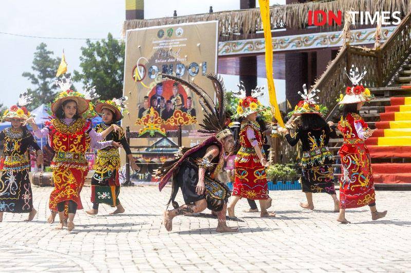 Ilustrasi Tarian adat budaya lokal IKN  (IDN Times/ Ervan)