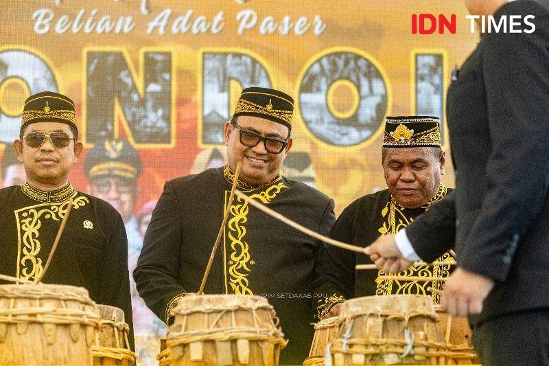 Pj Bupati PPU Zainal Arifin di tengah memukul Petep saat membuka Festival Belian Adat Paser Nondoi Tahun 2024 (IDN Times/Ervan)