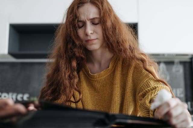 ilustrasi memendam perasaan (pexels.com/Pavel Danilyuk)