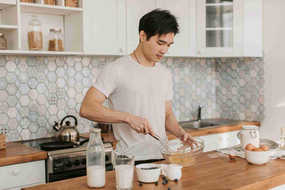 ilustrasi pria yang hobi memasak (pexels.com/Vlada Karpovich)