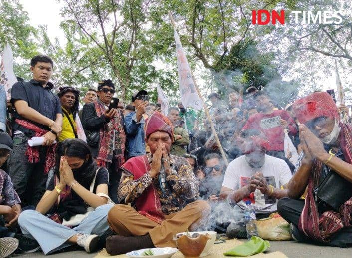 Masyarakat Adat Gelar Ritual di DPRD Sumut, Tuntut Perda Dirumuskan