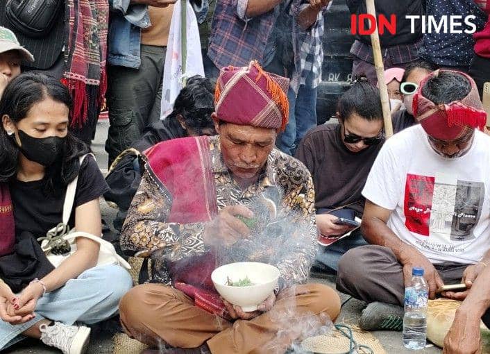 Mangitua pimpin ritual adat (IDN Times/Eko Agus Herianto)