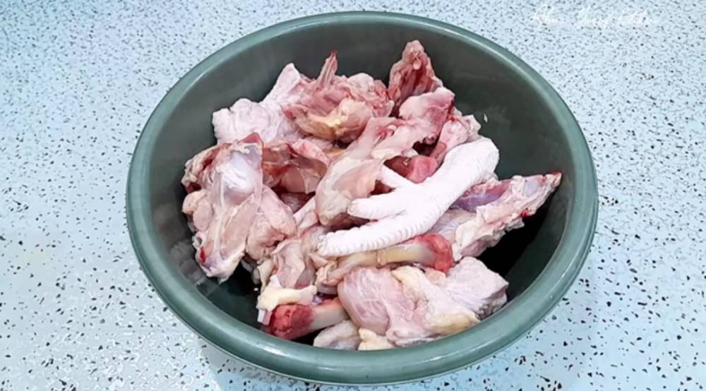 Ilustasi Bahan Tulang Daging Ayam (youtube.com/alma yusuf  kitchen)