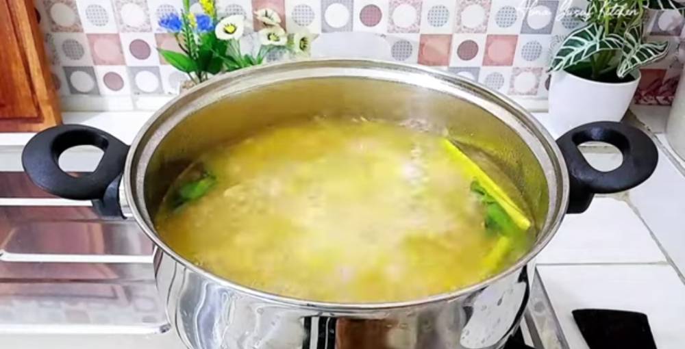 Ilustrasi membuat soto balung daging ayam (youtube.com/alma yusuf  kitchen)