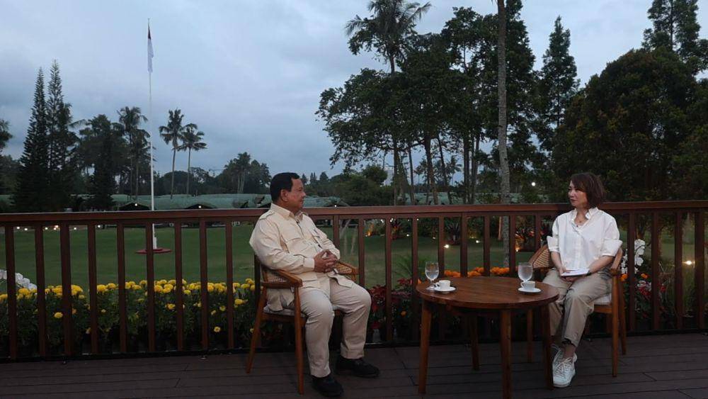 Presiden RI Prabowo Subianto dalam wawancara eksklusif bersama Retno Pinasti dari SCTV, Senin (28/10). (dok. Tim Komunikasi Prabowo)