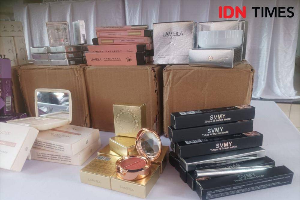 Kepala Badan Pengawas Obat dan Makanan (BPOM) RI Taruna Ikrar bongkar kosmetik ilegal yang beredar di toko online di Cilangkap, Jakarta Timur, Minggu (28/10/2024). (IDN Times/Dini Suciatiningrum)