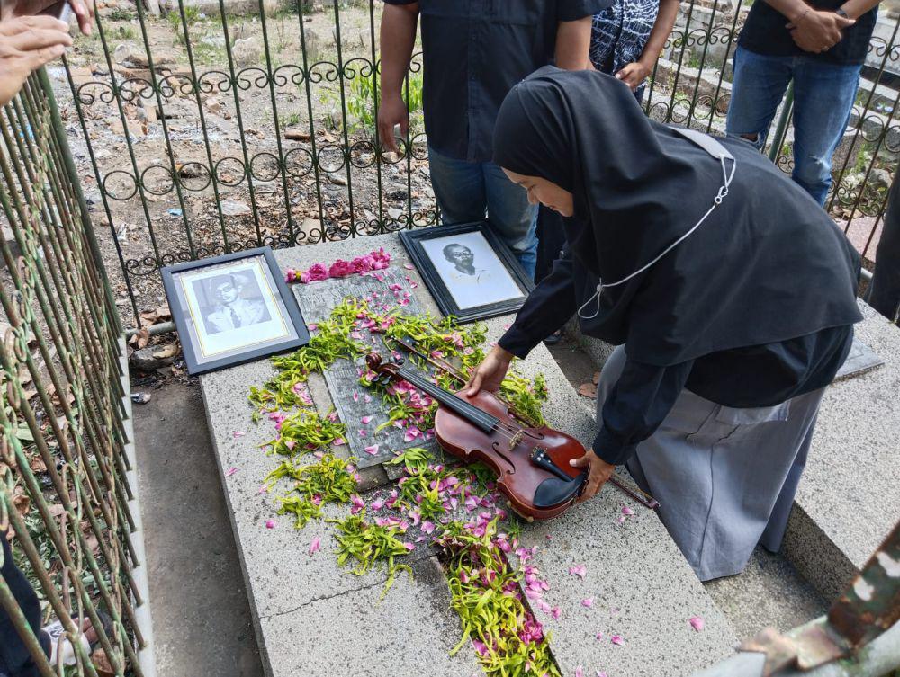 Pemuda Tulungagung Mainkan Biola di Makam Guru Musik WR Supratman