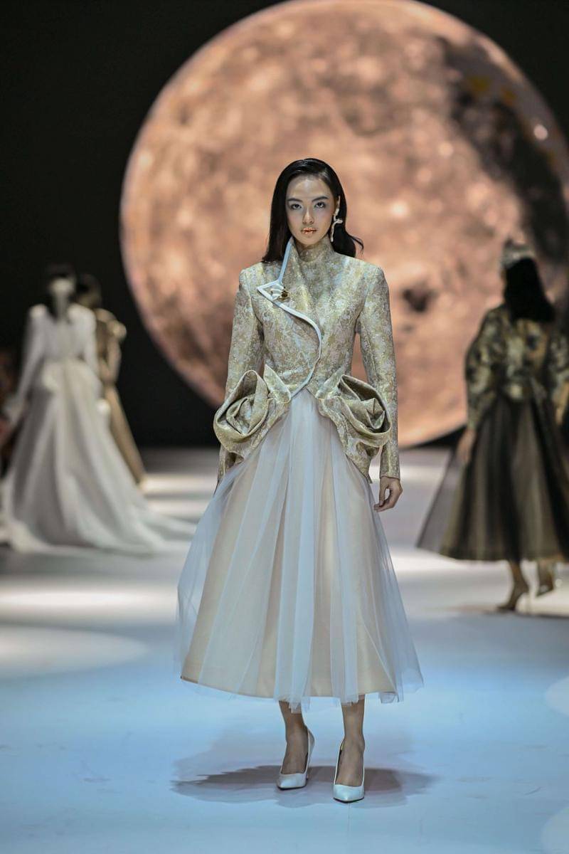 11 Koleksi ERI by Eridani di JFW 2025. 21 Oktober 2024 (dok. Jakarta Fashion Week/Dandy Hendrata)