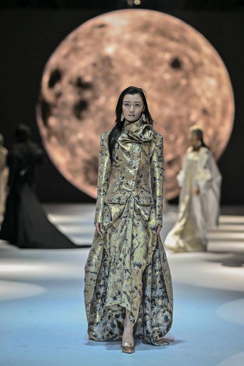 11 Koleksi ERI by Eridani di JFW 2025. 21 Oktober 2024 (dok. Jakarta Fashion Week/Dandy Hendrata)