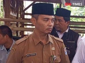 Asisten 1 bidang pemerintahan dan kesejahteraan masyarakat kabupaten Cilacap Bayu Prahara (baju coklat), Selasa (29/10/2024).(IDN Times/Cokie Sutrisno)
