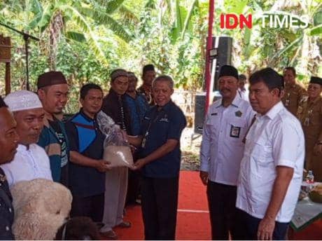 Dlh Baznas RI, Adjat Sudradjat (tengah) sebut bahwa Rukun Ternak sebagai upaya menurunkan kemiskinan ekstrim, Selasa (29/10/2024).(IDN Times/Cokie Sutrisno)
