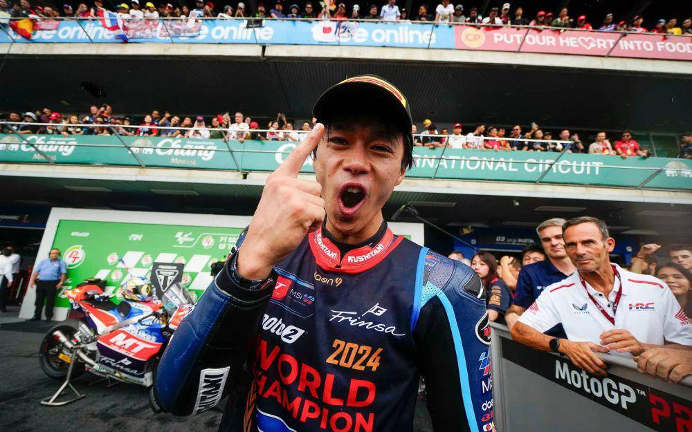 Ai Ogura berselebrasi usai meraih gelar juara Moto2 2024 di GP Thailand. (motogp.com)