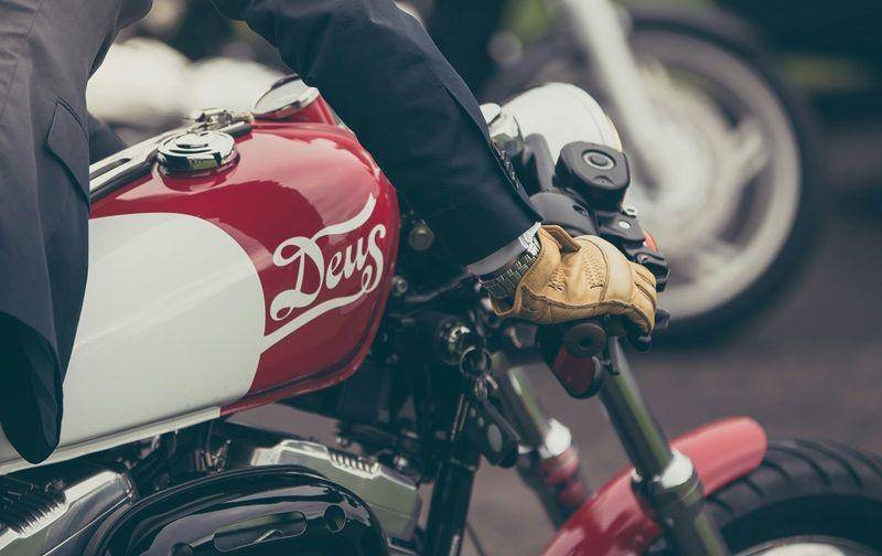 ilustrasi praktik mengoper gigi motor kopling (unsplash.com/Baptiste DAVID)