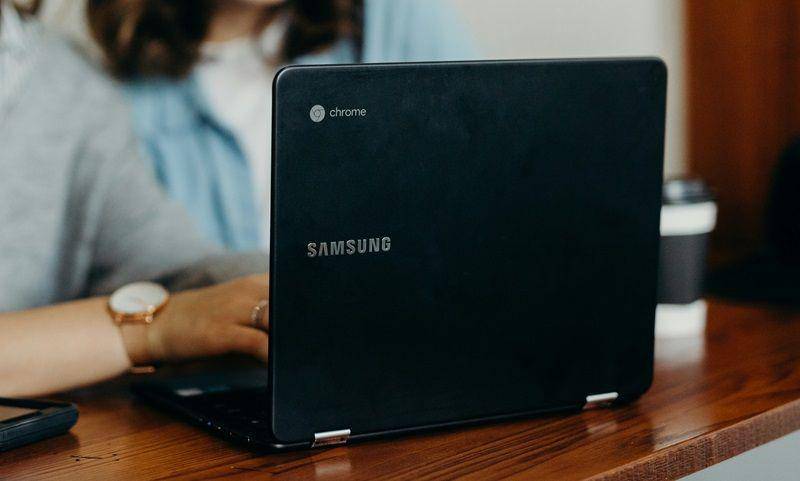 ilustrasi laptop Chromebook Samsung (unsplash.com/Brooke Cagle)