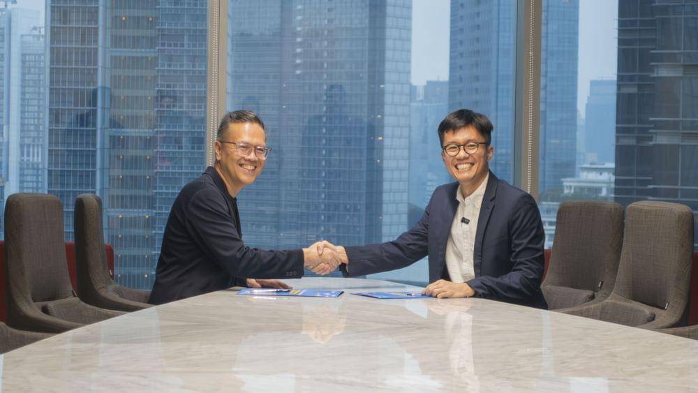 CEO Sribu, Ryan Gondokusumo (kanan) dan Communications and Daya Head Bank BTPN, Andrie Darusman (kiri). (Dok : Sribu.com)