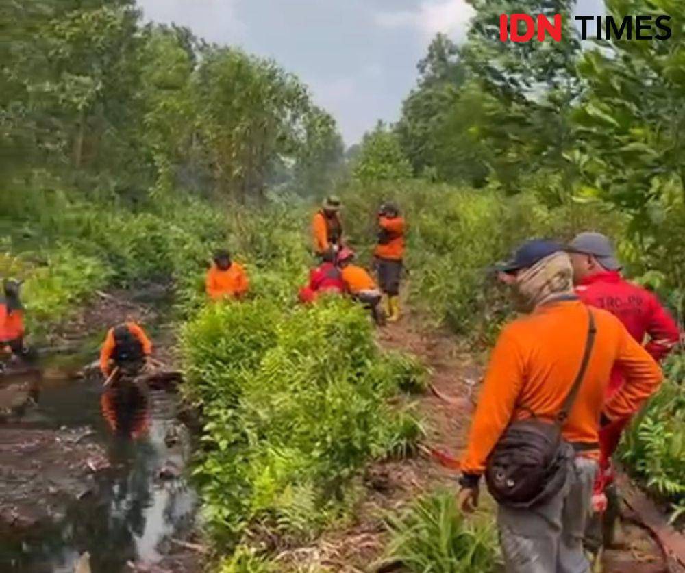 Petugas kesulitan air untuk padamkan api karhutla. (IDN Times/istimewa).