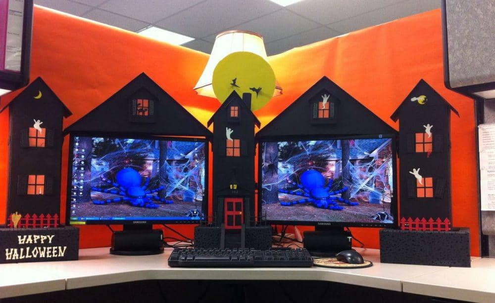 Dekorasi meja kerja DIY Halloween dengan kertas karton (dok. Homecrux)