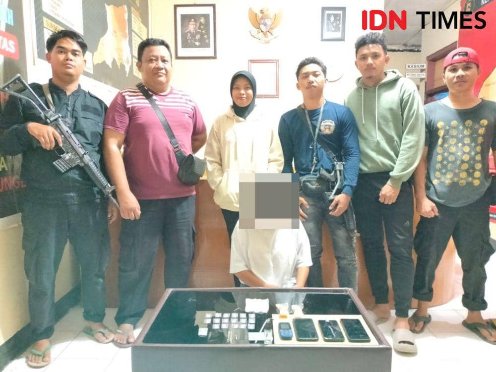Foto terduga pelaku saat diamankan bersama BB (Dok/Polsek Sape)
