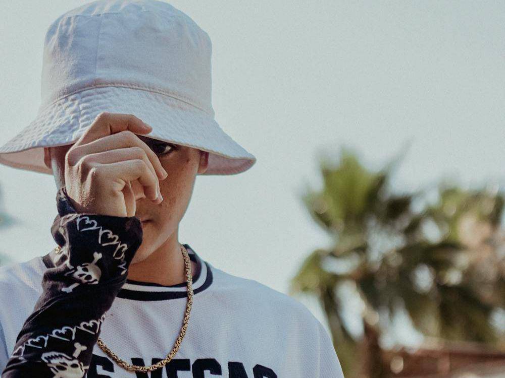 ilustrasi cowok pakai bucket hat (freepik.com/Mehmet Ali Kaya)