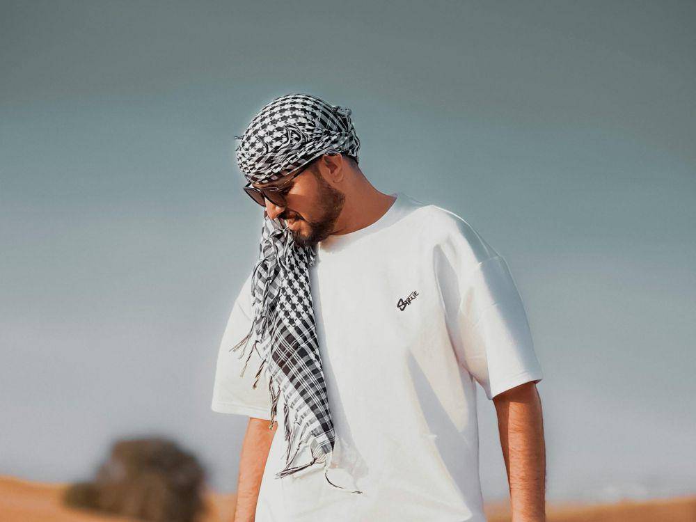 ilustrasi pria pakai keffiyeh di kepala (pexels.com/SNAB 90s)