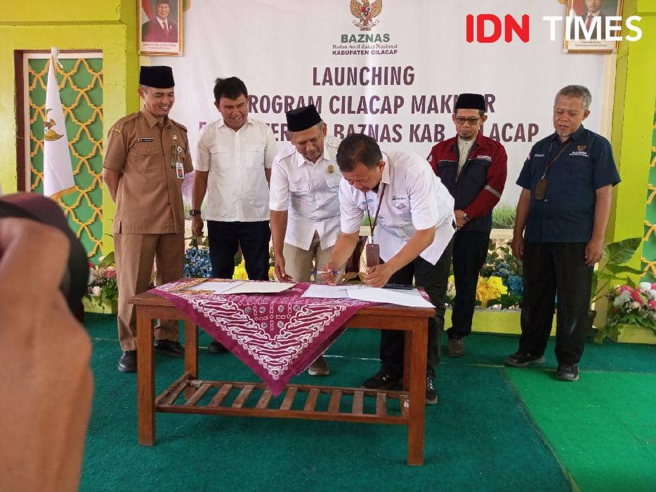 Baznas Kabupaten Cilacap menjalin kerjasama dengan perusahaan S2P dan Perhutan untuk mendukun ekonomi kelompok peternak di Maos, Selasa (29/10/2024).(IDN Times/Cokie Sutrisno)