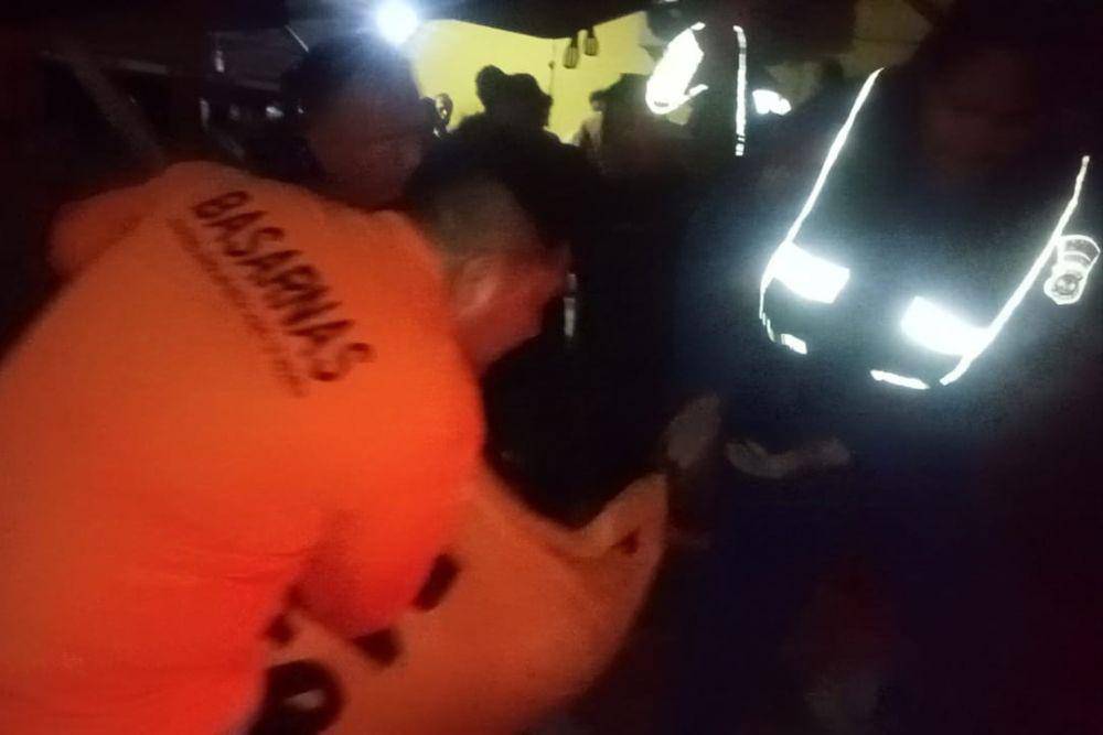 Proses evakuasi dan pencarian korban nelayan Agung Saputra oleh tim SAR Gabungan. (Dok. Basarnas Lampung).