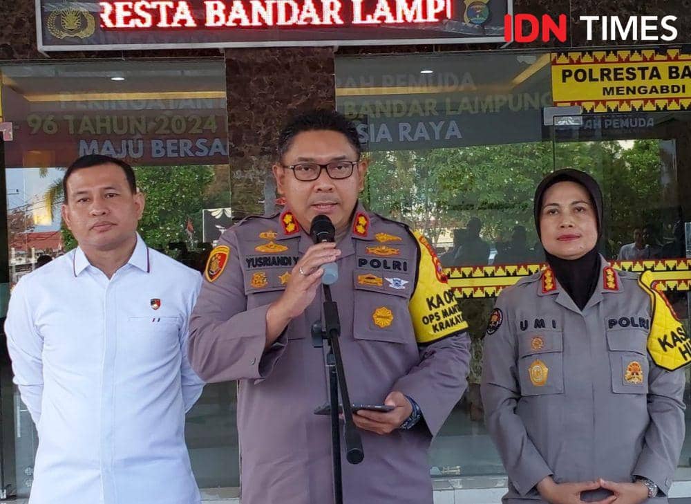 Kapolro Lampung Selatan, AKBP Yusriandi Yusrin menyampaikan keterangan hasil penyelidikan sementara temuan mayat di drainase jalan tol Bakter. (IDN Times/Tama Yudha Wiguna).