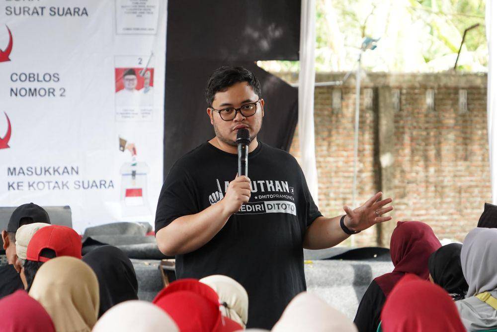 Mas Dhito saat melakukan kampanye di Desa Jati, Kecamatan Tarokan. (dok. Pemkab Kediri)