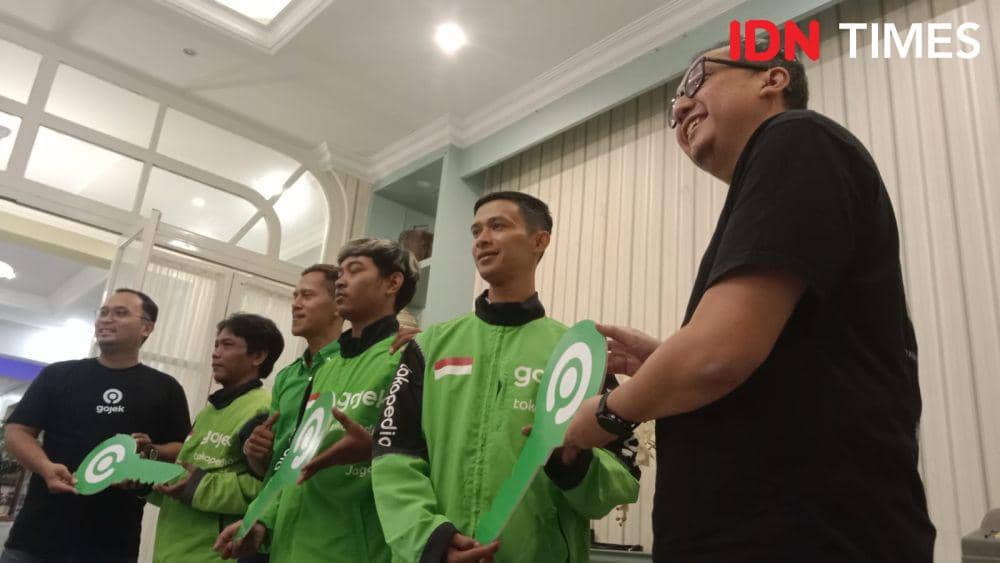 Nur Andriansyah Area Head GO-JEK Semarang secara seremonial saat menghadirkan ojol penerima manfaat rumah subsidi. (IDN Times/Fariz Fardianto)