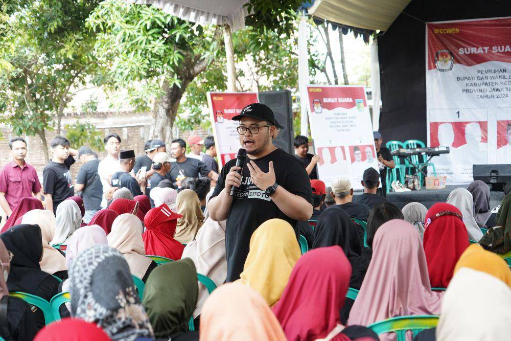 Mas Dhito saat melakukan kampanye di Desa Jati, Kecamatan Tarokan. (dok. Pemkab Kediri)