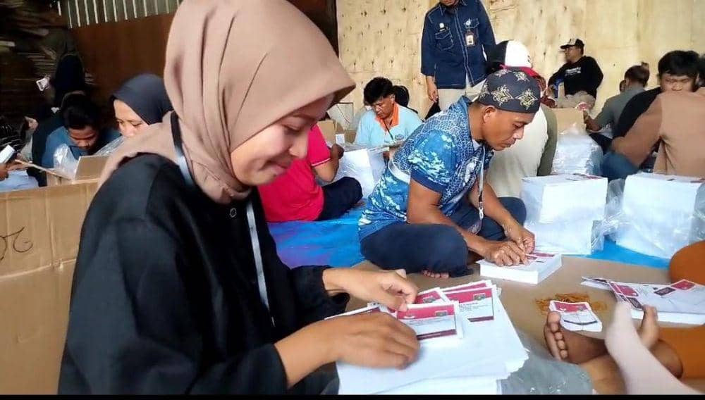 Pelipatan kertas surat suara Pilkada Bandar Lampung. (IDN Times/Muhaimin)