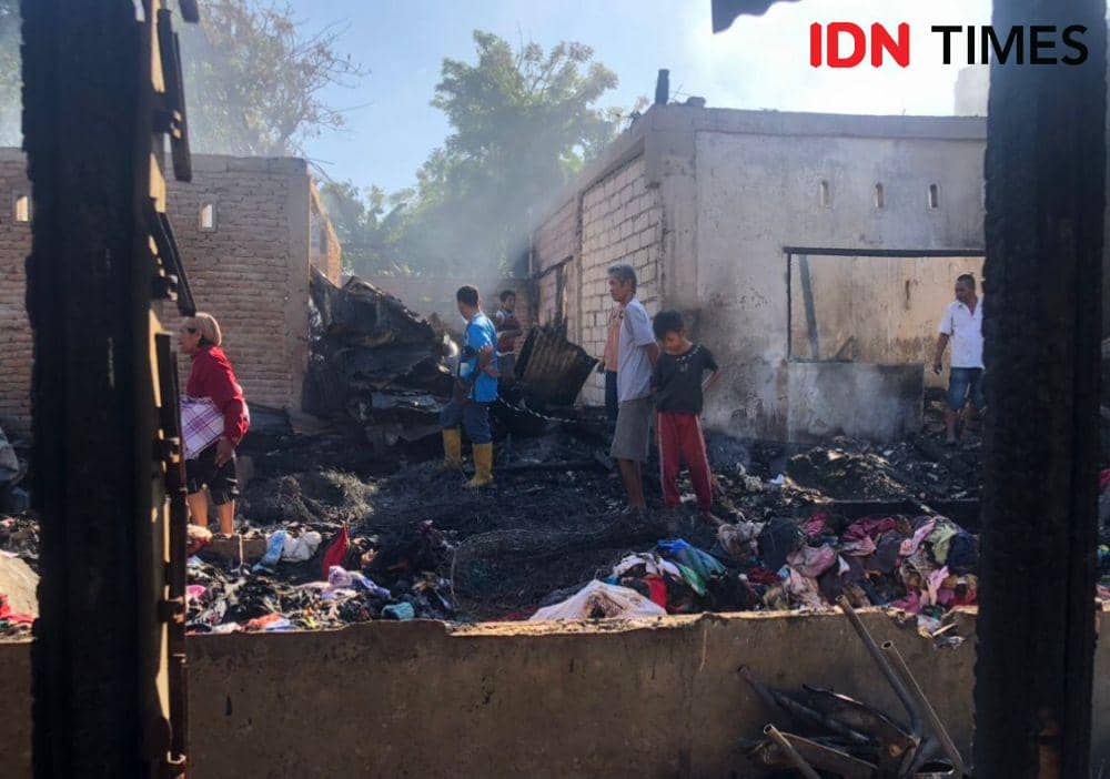 Warga memilah puing-puing setelah kebakaran (Foto: IDN Times/Halbert Caniago)