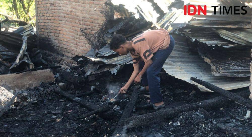 Seorang anak yang juga menjadi korban dalam kebakaran mencari barang-barangnya di puing-puing bekas kebakaran (Foto: IDN Times/Halbert Caniago)