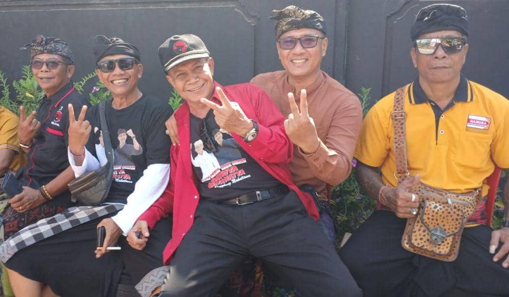 Mantan Wabup Klungkung, Dewa Gede Sena (jaket merah).  (Dok. IDN Times/istimewa)