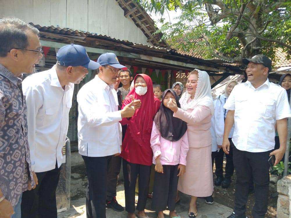 Mensos Syaifullah Yusuf alias Gus Ipul berbincang dengan Mbak Ita. (IDN Times/bt)