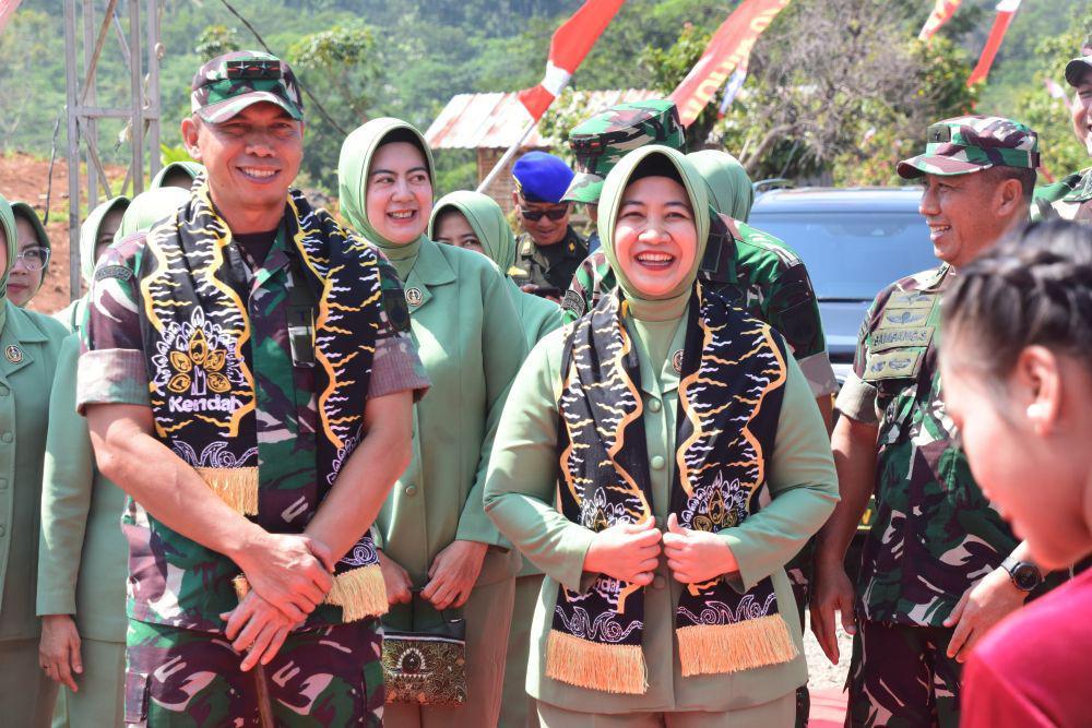 Pangdam Diponegoro Mayjen TNI Deddy Suryadi dan istrinya di lokasi penanaman jagung. (IDN Times/Dok Pendam IV Diponegoro Semarang)