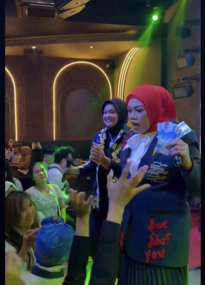 potret ultah ke-53 Elly Sugigi (Instagram.com/ellysugigi_real_)