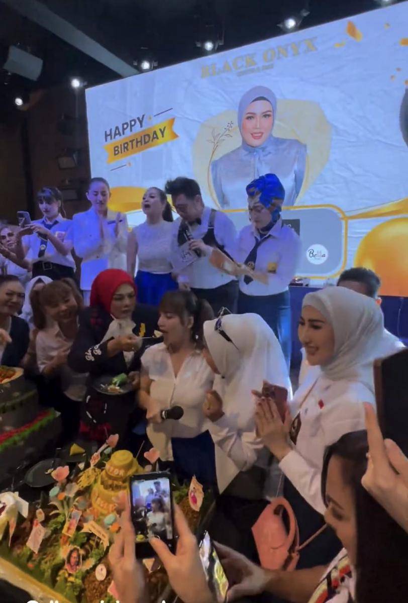 potret ultah ke-53 Elly Sugigi (Instagram.com/angelina_yusuf18)