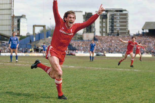Legenda hidup sekaligus mantan pelatih The Reds, Kenny Dalglish : https://www.gettyimages.co.uk/