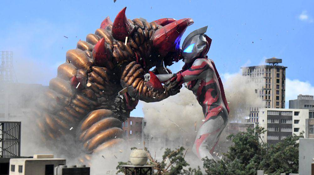 Cuplikan pertarungan Ultraman melawan kaiju di tengah kota. (dok. Tsuburaya Productions/Ultraman Geed)