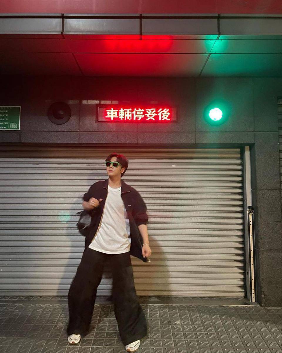 outfit baggy pants ala Mix Sahaphap (instagram.com/mixxiw)